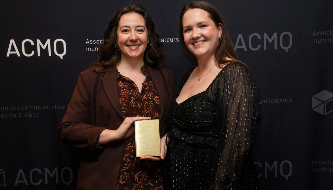 De gauche à droite : Marie-Eve Jarry, coordonnatrice aux communications, et Arianne Tremblay, agente aux communications